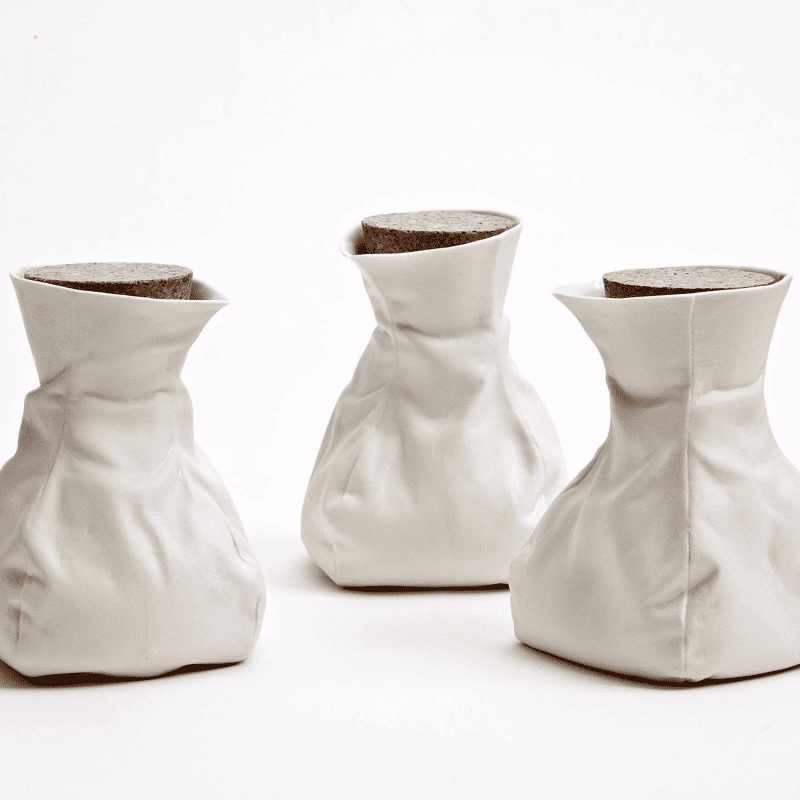 tre mælkekander i keramik. Hvide med korkproplåg